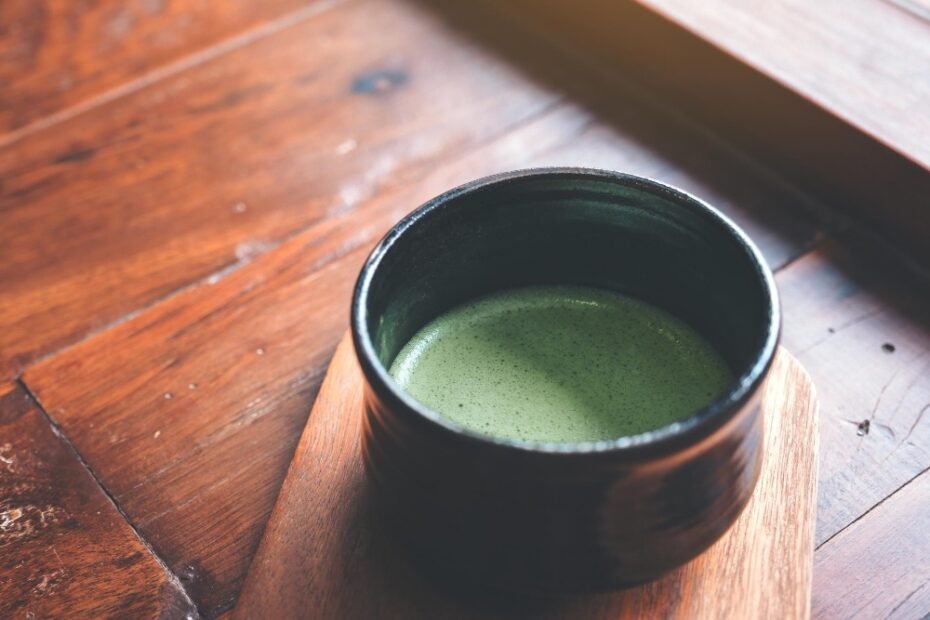 Nuo pilvo pūtimo iki aiškesnės odos: ką iš tikrųjų daro matcha?